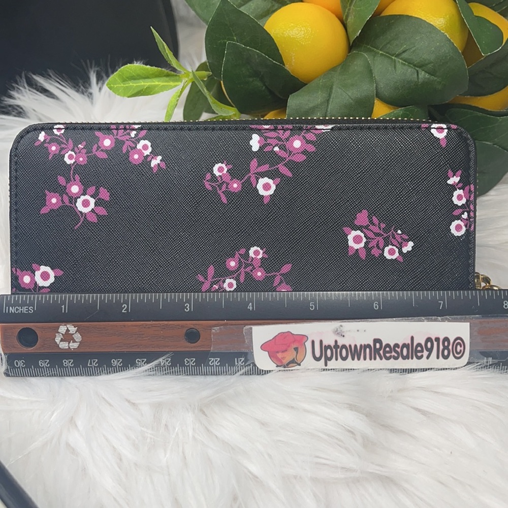 Marc Jacobs Wallet organizer large pink flowers ๐ธ floral - Picture 2 of 8